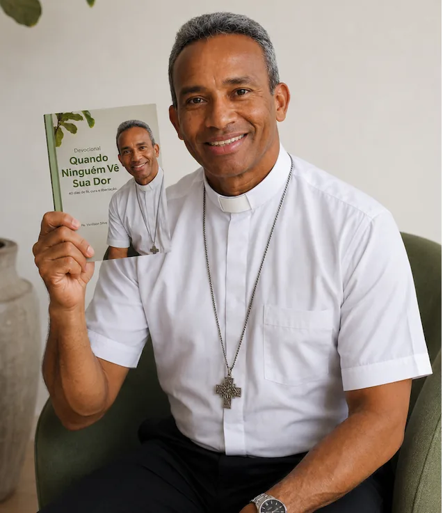Padre Vanilson Silva sorrindo e segurando o livro Quando Ninguém Vê Sua Dor